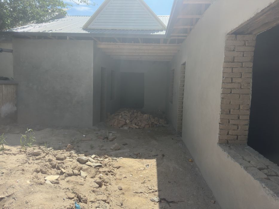 Uy sotiladi 4 Xonali yangi qurulgan uy hamom va tuvaleti bor