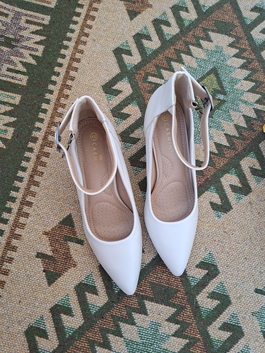 белые туфли на каблуках