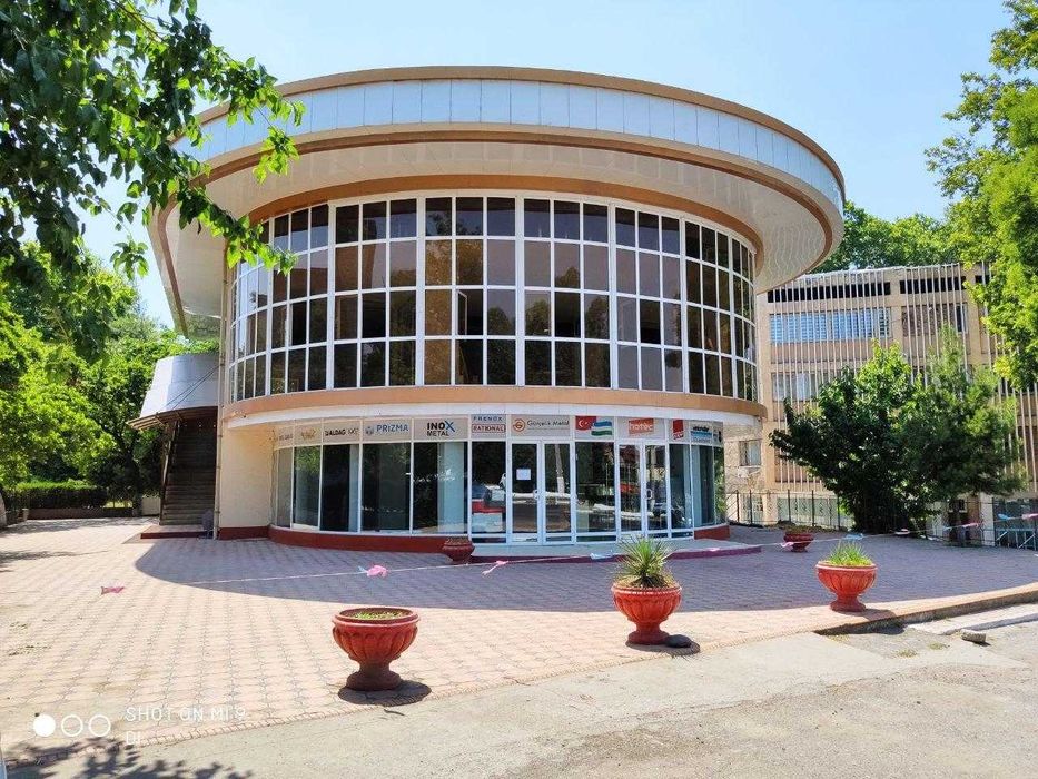 Кафе возле ТРЦ Riviera вдоль речки