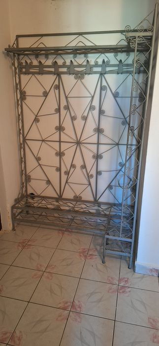 Cuier metalic si măsuță de fier lucrate manual  de vanzare.