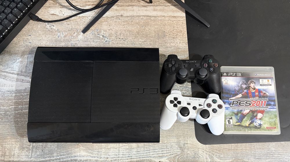 PS3 SUPER SLIM Прошитая с диском, и два джойстика