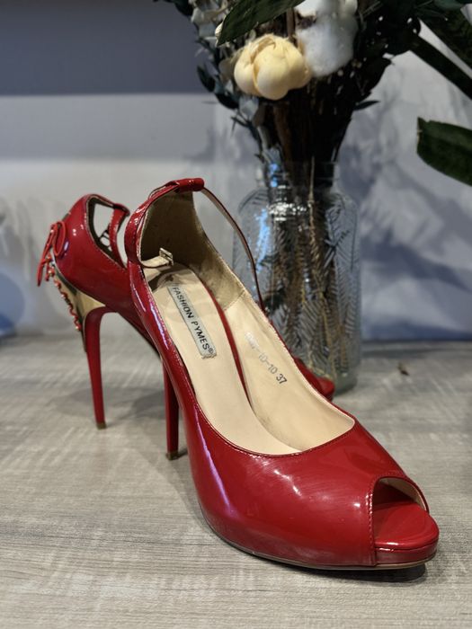 Босоножки красные