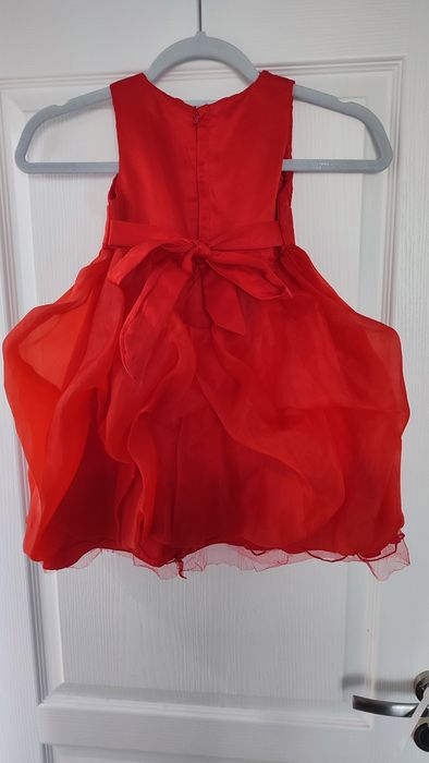 Червена рокля за момиче