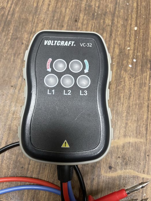 Уред за измерване на трифазно напрежение RST