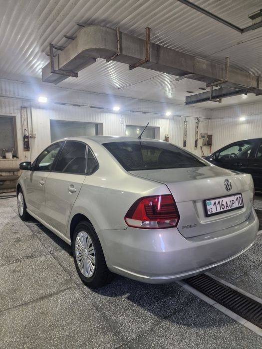 Volkswagen      polo