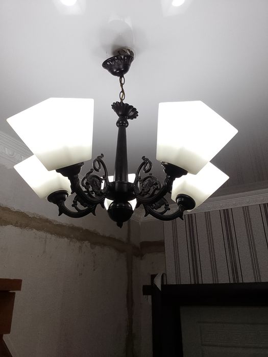 Продам 2 люстры 3рожковая и 5рожковая