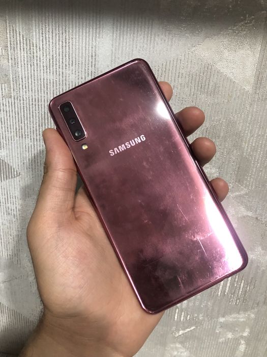 Самсунг.                      A7.