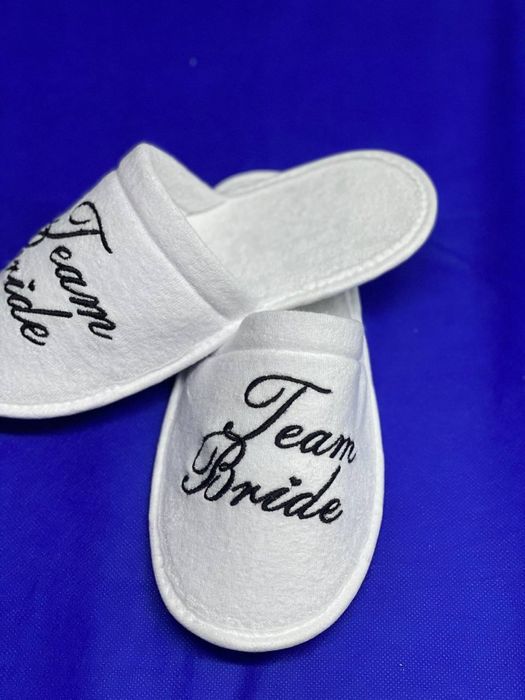 Тапочки с логотипом с нанесением дизайна. С нанесением бренда.