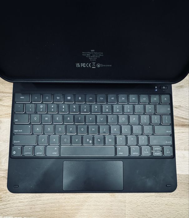 ESR Rebound Magnetic Keyboard Case 360 pentru iPad Pro 13” (2024)