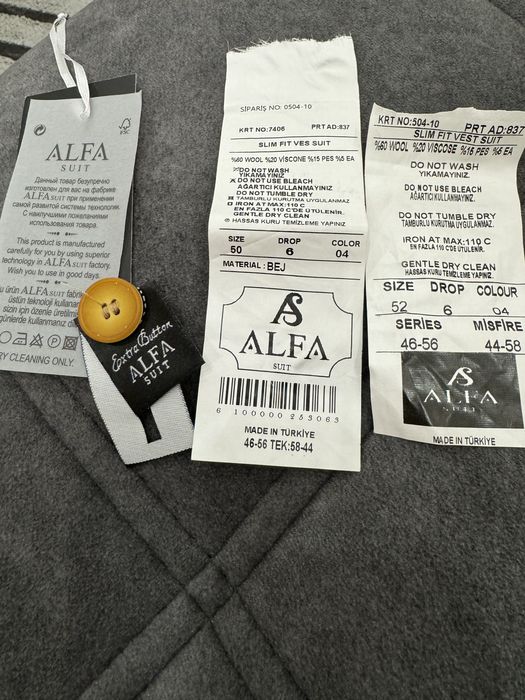 Бежов костюм с оранжеви елементи