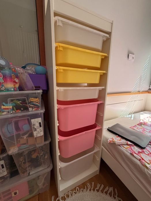 Стелаж IKEA TROFAST с пластмасови кутии