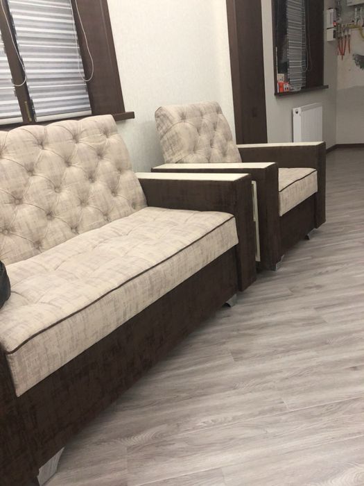 Продаются 2 дивана, кресло и журнальный стол