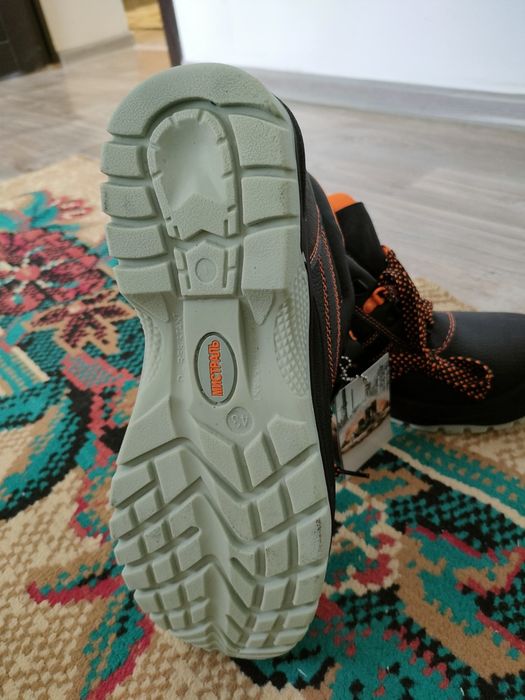 Продам рабочие ботинки( спец.обувь)