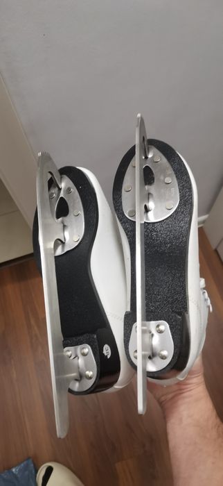 Vând patine dama pt gheață