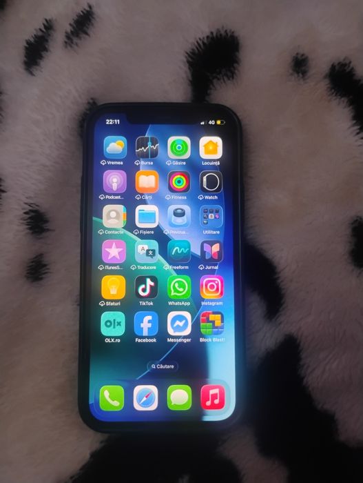 Vând iPhone 12 perfect funcțional spatele fisurat