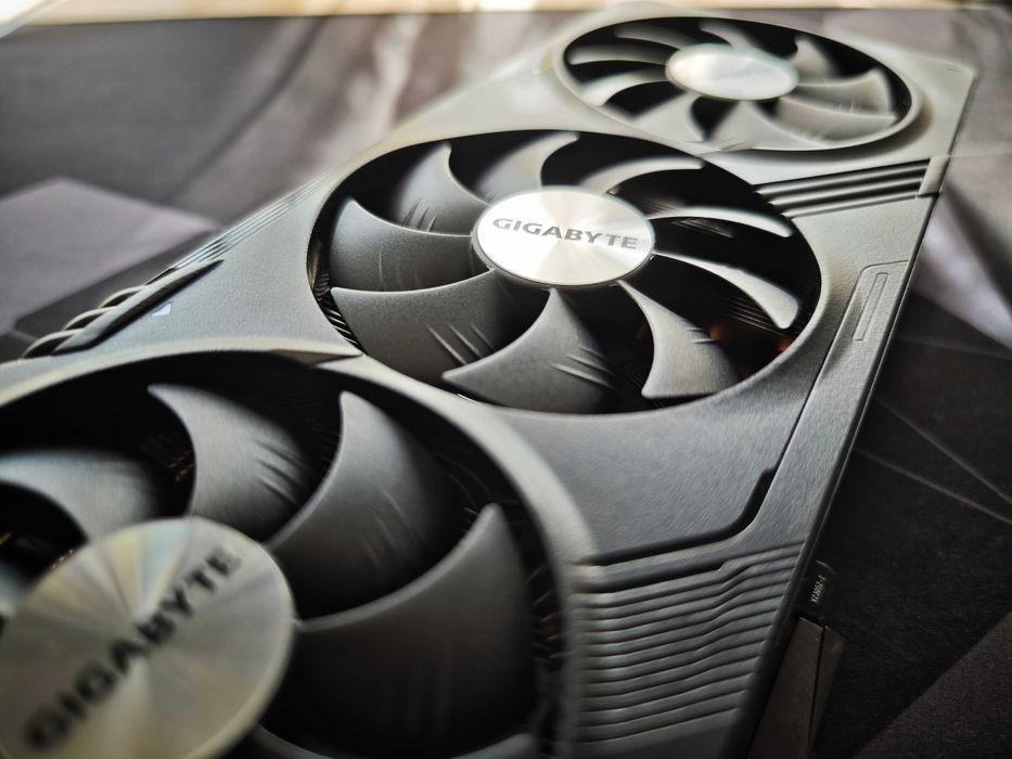 Видео карта AMD Radeon RX 7800 XT - силно запазена с 2 години гранция