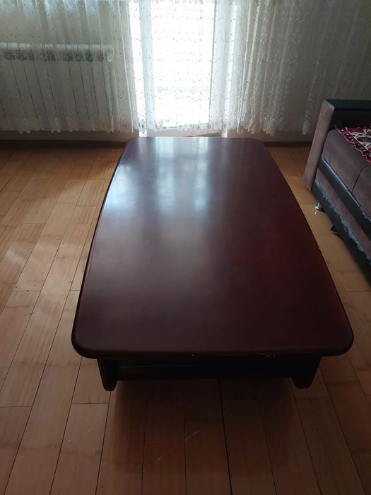 Продам деревянный журнальный столик 138×80×42 за 30 000Т столик