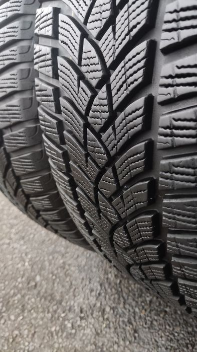 2бр. зимни гуми 225/55/17 GoodYear Ultra Grip Performance+
dot2724