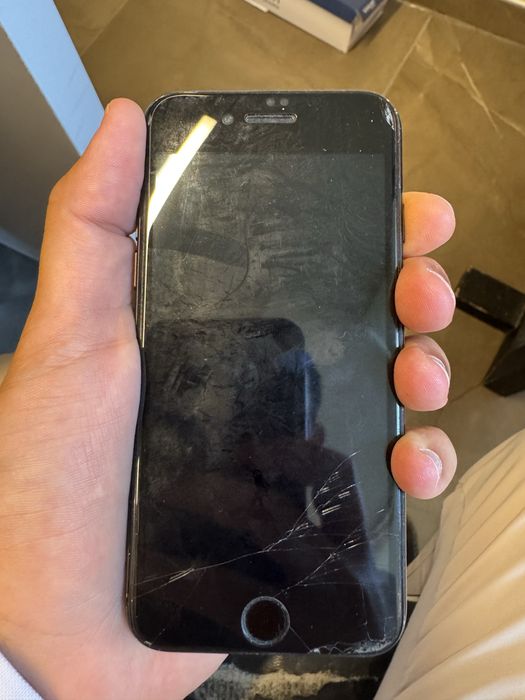 Продавам използвани iphone 6 и iphone 12
