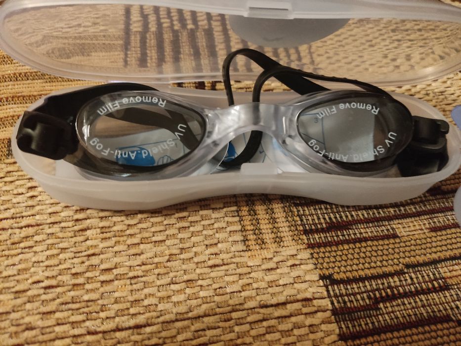 Очки для подводного плавания ,кейс,заглушки для ушей
