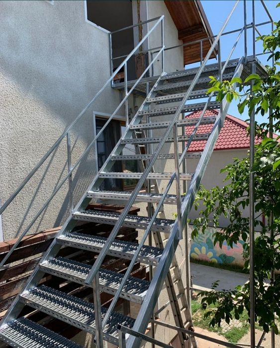 Vănd scări galbanizate