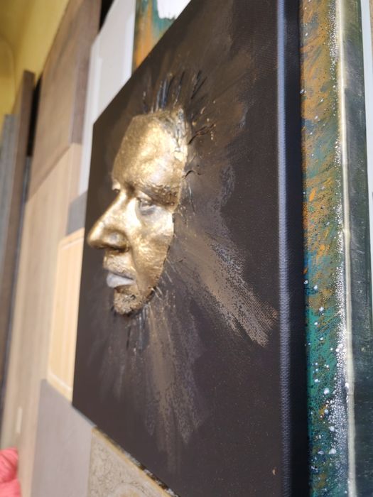 Cadou Personalizat 3D - Sculptură Aurie pe Pânză (700 lei)
