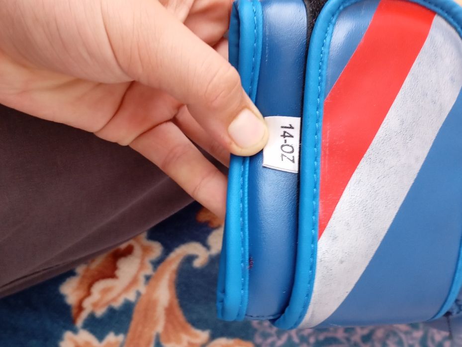 Бокс перчатка клинч