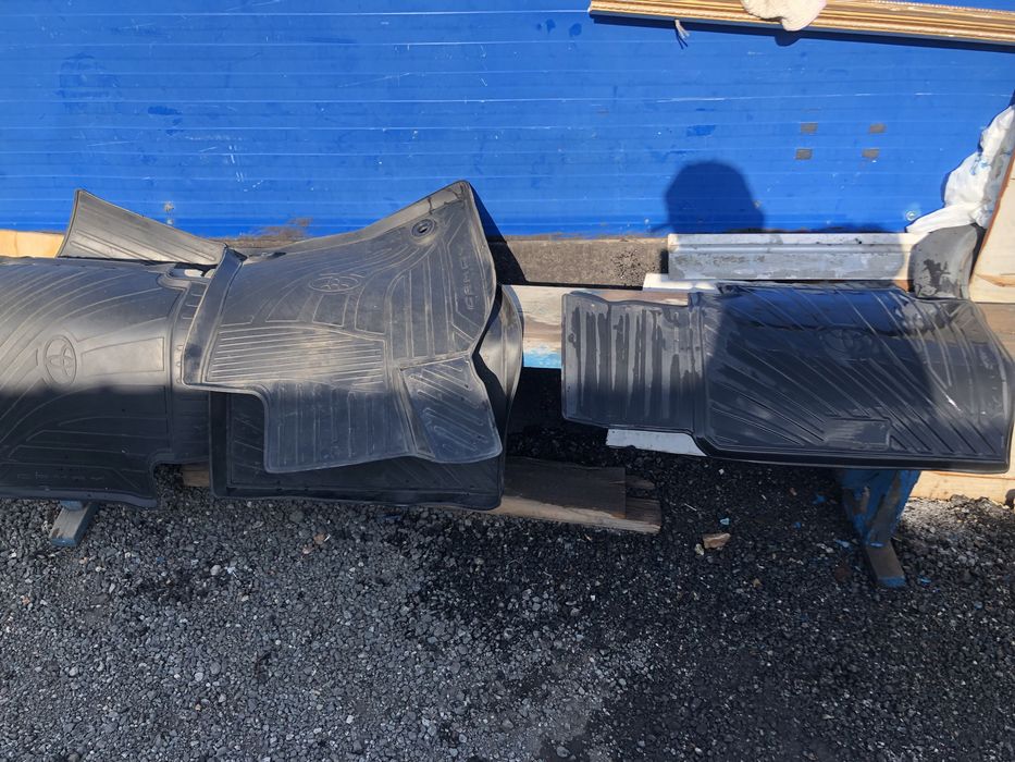 Продам коврики в машину от камри