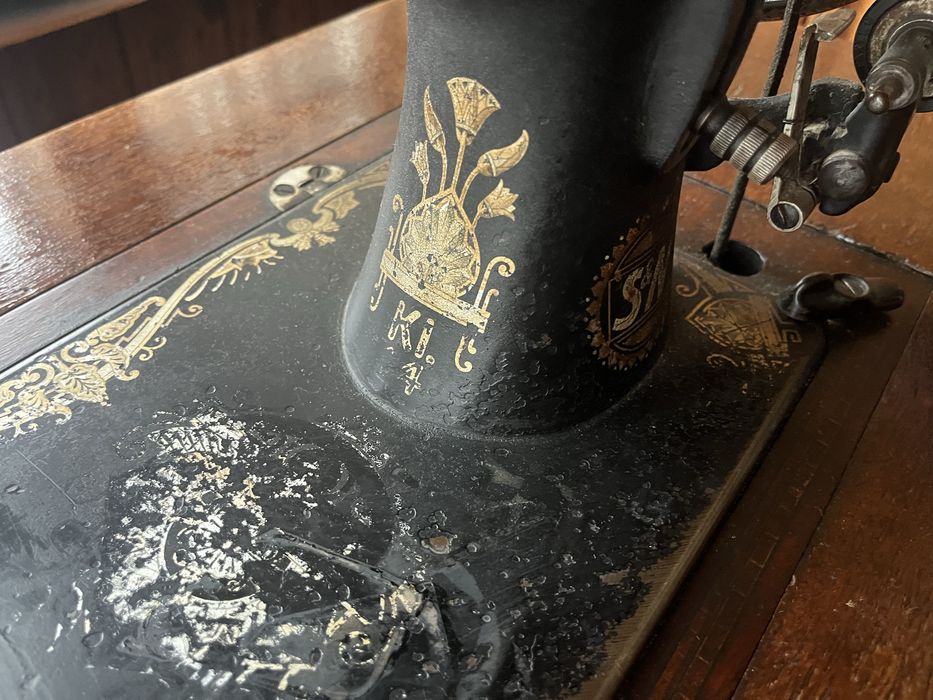 Masina de cusut veche L’Haumann cu pedala