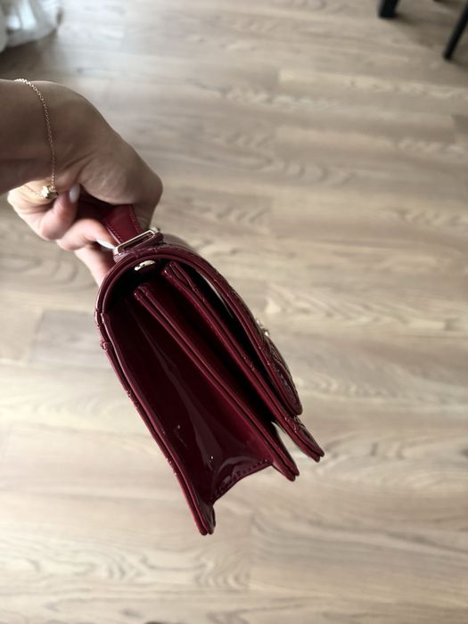 Дамска чанта естествен тъмночервен лак