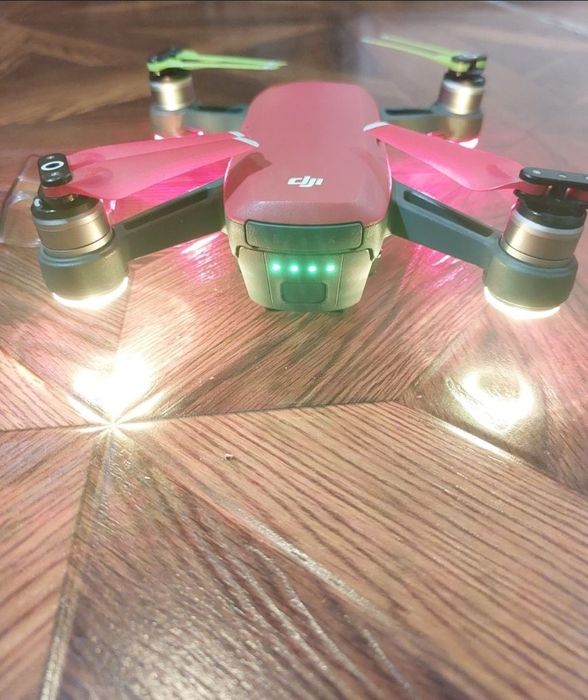 Dji spark със 3 батерии дистанционно и отделни аксесоари