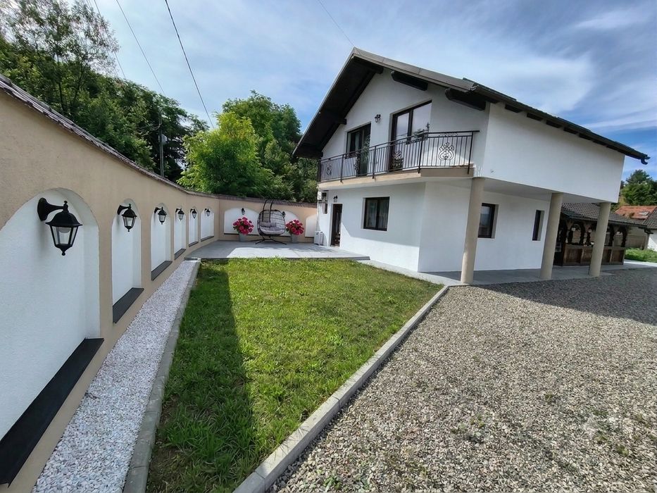 Casă/ Vilă modernă, autonomă. Anexă spațioasă de 120mp și Teren de 1200mp în Sighetu Marmației