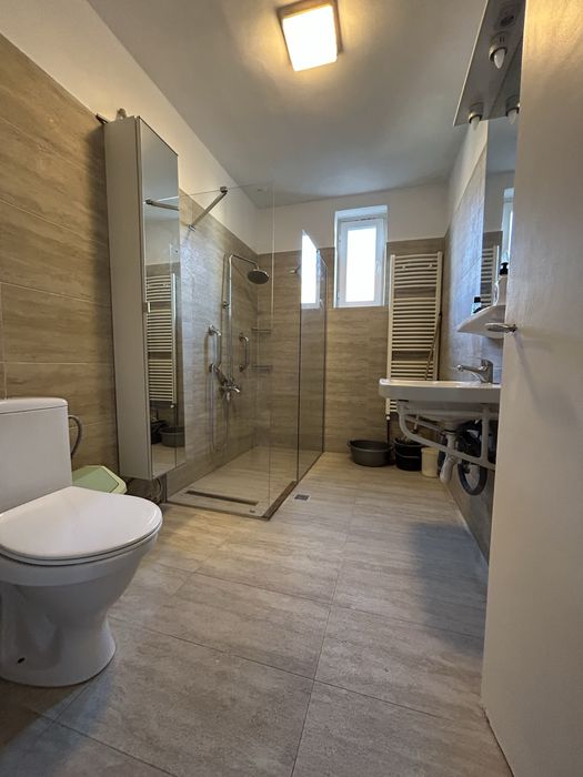 Apartament in casa 4 camere 2 bai, buctarie, garaj si curte