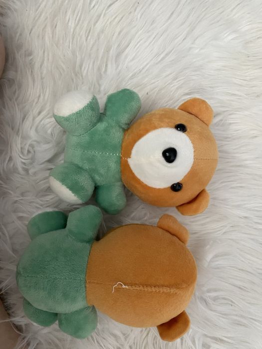 Две игрушки мишки