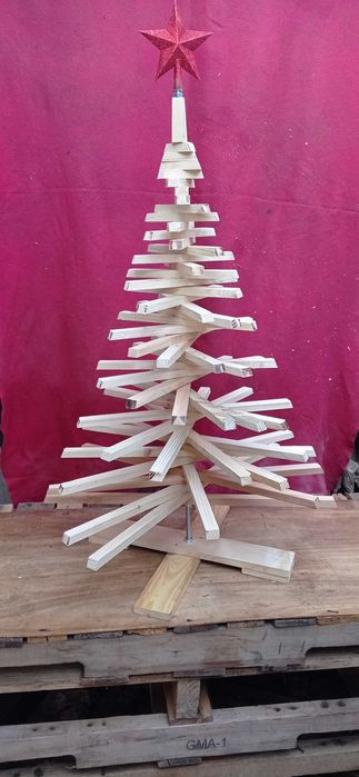 Ръчно изработени дървени елхички