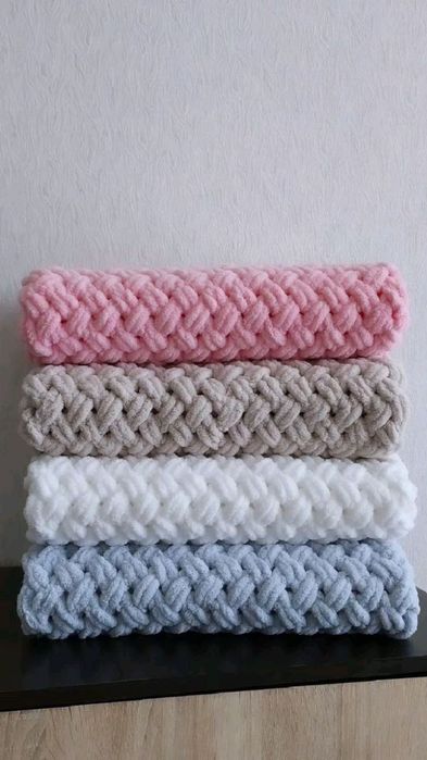 Qolbola yumshoq pled va dekorativ yostiqlar — yangi