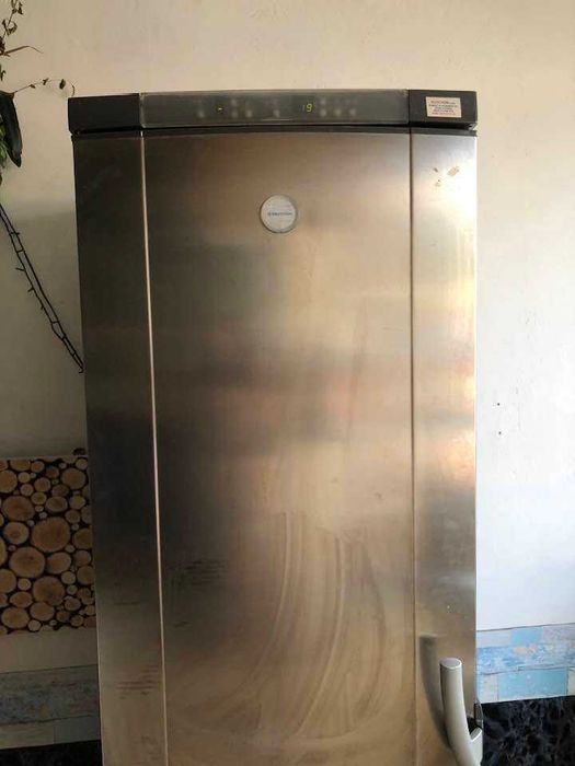 Продавам голям хладилник с фризер ELECTROLUX . Работещ идеално.