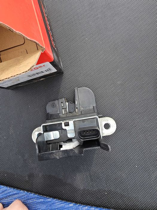 Broască / Încuietoare Haion VW Golf 5, 6, Passat B6, B7, Touran