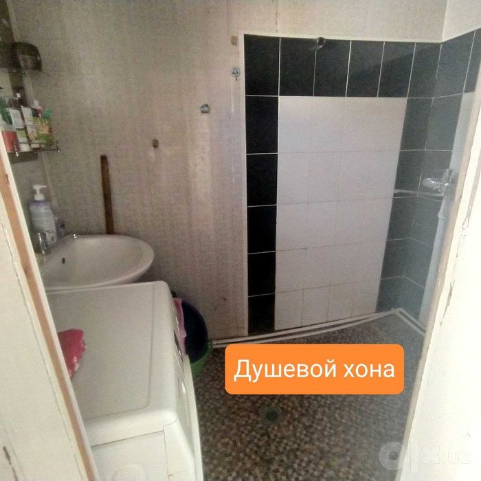 Кибрай марказида Ховли Уй сотилади  3 хона 2.13 сотик