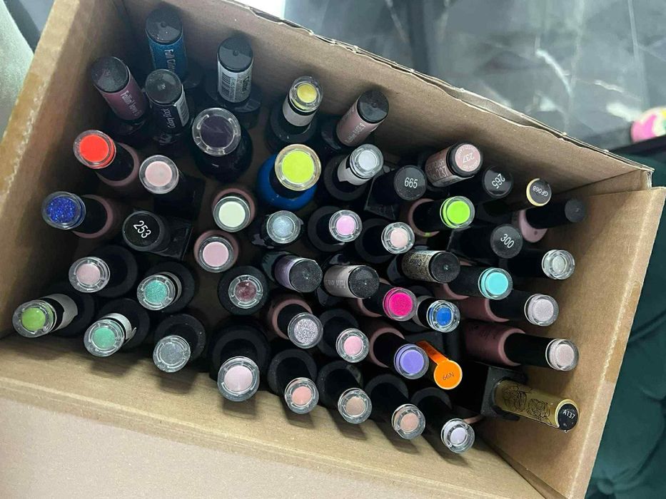 Vând un lot de gel și oja semi p , top,primer ,clasic etc!