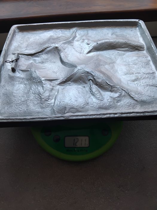 Vând tablouri din aluminiu turnat.