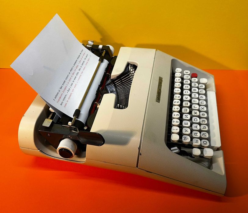 Пишеща Машина Olivetti Lettera 35 Клавиатура Кирилица Топ Състояние