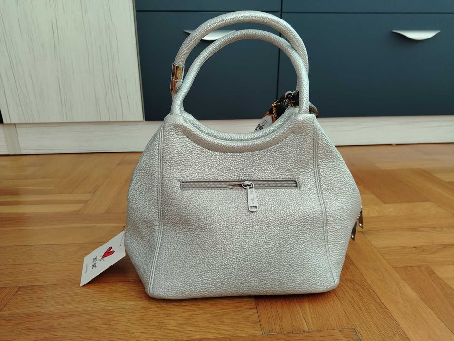 Дамска нова чанта цвят сребро