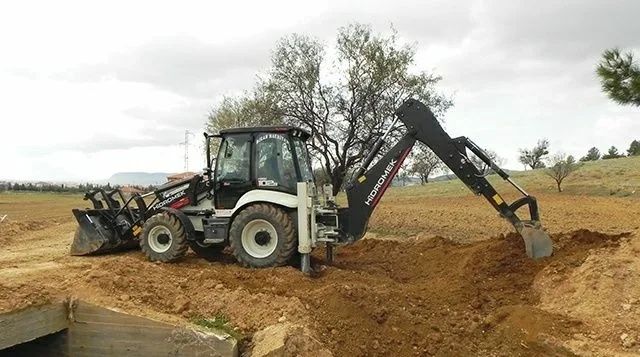 Услуги экскаватор-погрузчика 3в1 гидромолот