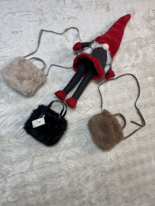 Чантички в три цвята с пух