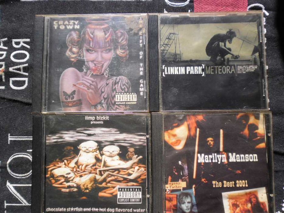 Продавам малко CD та+ едно VHS