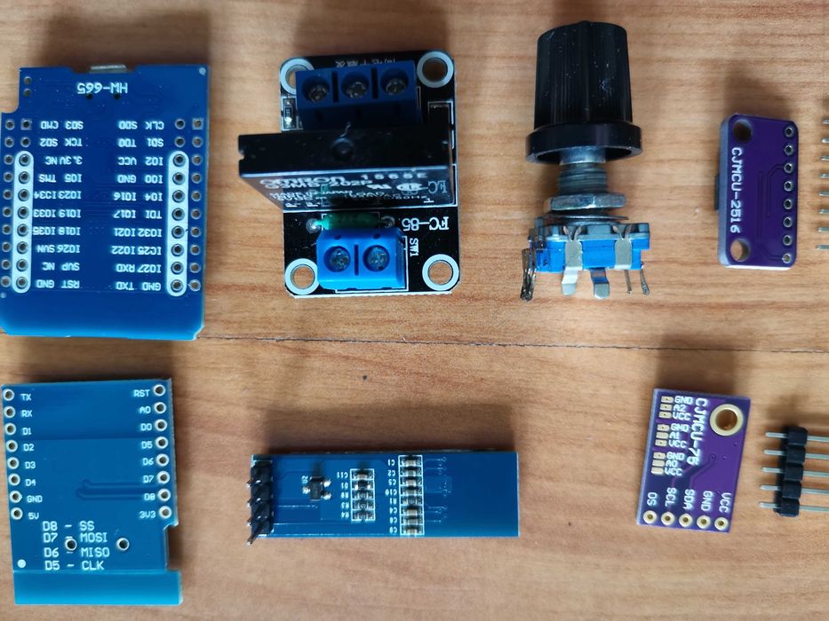 Placa dezvoltare wifi  Wemos ESP32 D1 + OLED 2.42 + senzori etc
