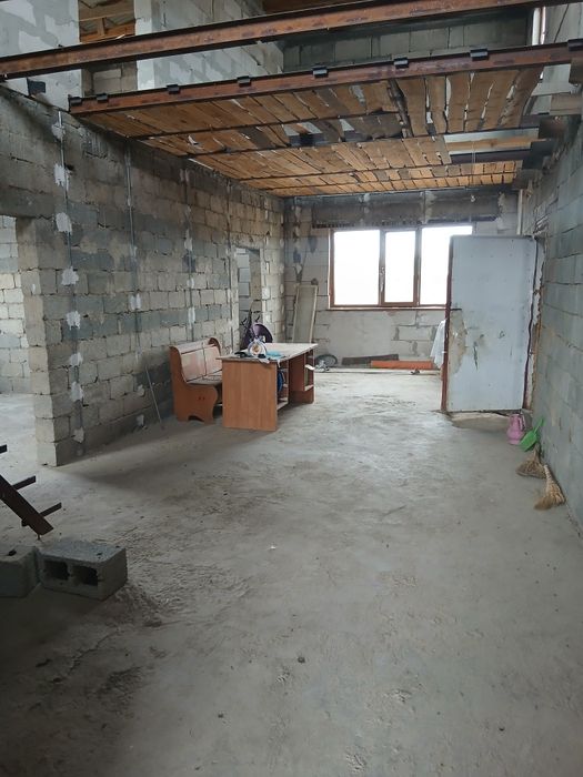 Продаеться недостроенный дом