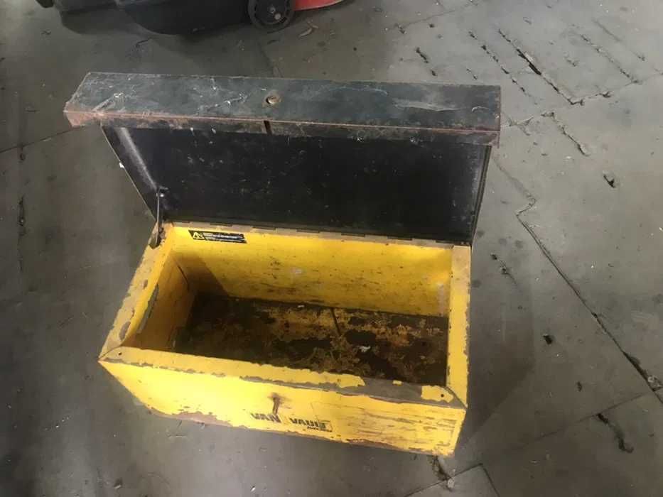 Метален шкаф за бус- инструменти Със заключване