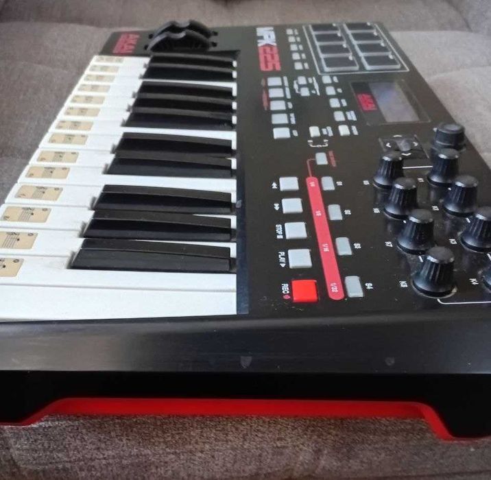 Миди клавиатура Akai Pro MPK225 USB
